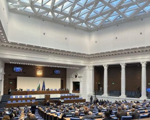 Кабинетът  Денков  оцеля след неуспешен вот на недоверие