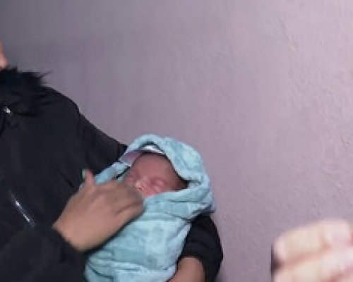Жена роди в двора на къща, семейството  твърди, че линейката е закъсняла