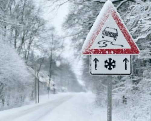 Заради неподходящи гуми: ТИР блокира движението към София на АМ Струма