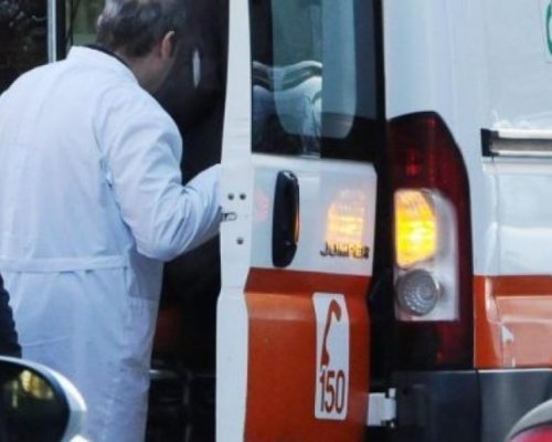 Автомобил помете младо момиче докато пресича