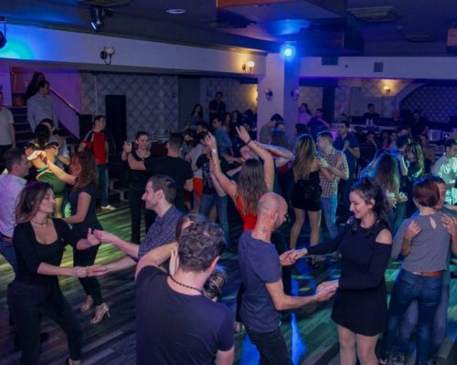 Спипаха над 20 непълнолетни в дискотека в Боровец