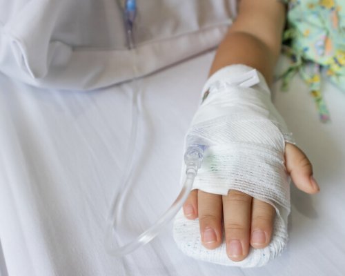 Майка удари с чаша по главата детето си, то е с опасност за живота