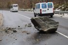 Огромна скала падна на пътя Симитли-Банско, като по чудо няма жертви