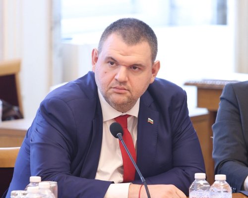 ДЕЛЯН ПЕЕВСКИ, ПРЕДСЕДАТЕЛ НА ПГ НА ДПС : ДЕНКОВ ИМА НУЖДА ОТ  БАТКОВЦИТЕ  ДА ГО ПАЗЯТ. ОЦЕНКАТА, ЧЕ НЕ СЕ СПРАВИ, Я ДАДОХА ХОРАТА. ИНТЕРЕСУВА МЕ ЕДИНСТВЕНО ОЦЕНКАТА НА ХОРАТА