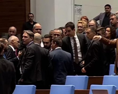 Напрежението ескалира: Депутати се сбиха в парламента, спряха заседанието