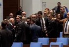 Напрежението ескалира: Депутати се сбиха в парламента, спряха заседанието