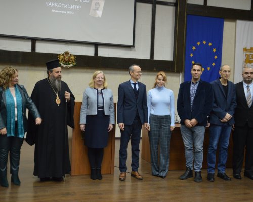 Кметът Методи Байкушев и посланикът на Ирландия Н.Пр. Мартина Фийни наградиха отличените в конкурса-Сърце и слово срещу наркотиците
