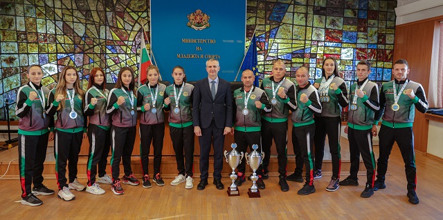 Спортният министър награди Кирил Илиев и другите медалисти кикбокса и самбото
