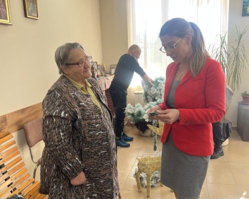Областният управител Мария Димова заедно с възрастни хора от Дом  Света Петка  украсиха коледната елха