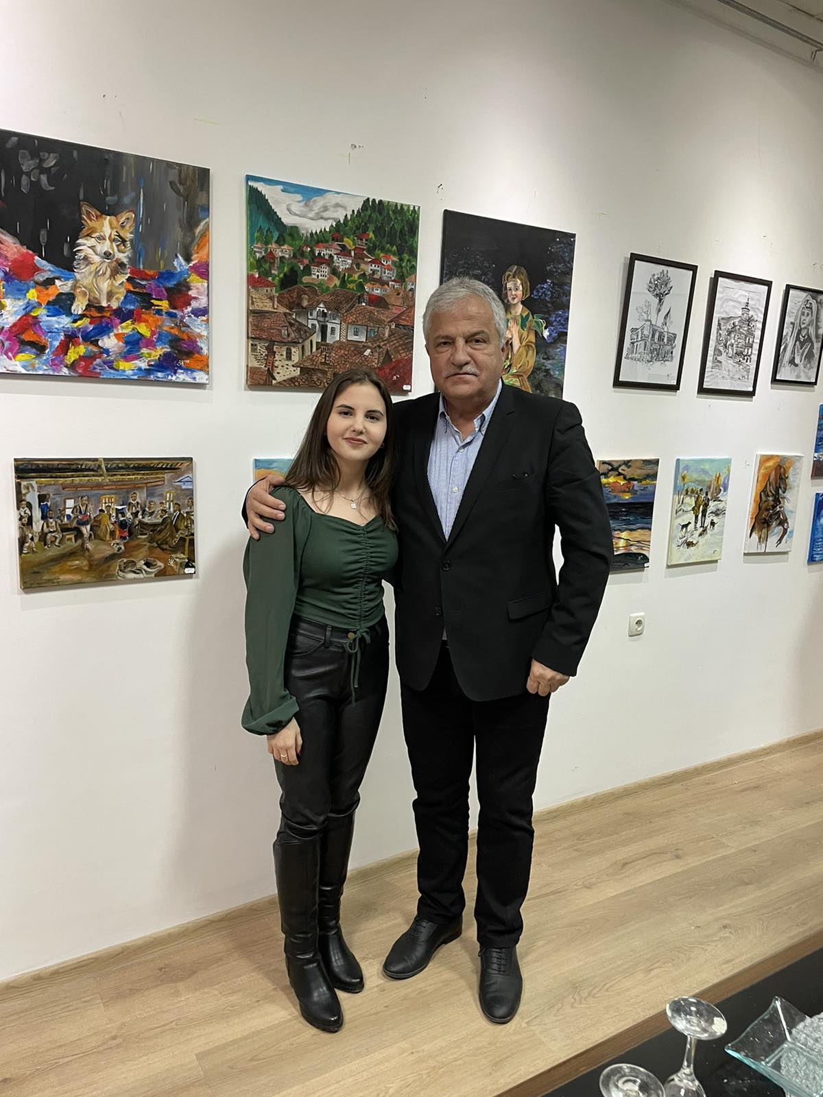 Ученичка от Гоце Делчев представи своя самостоятелна изложба