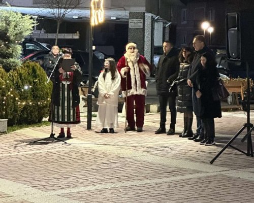 Кметът Радослав Ревански запали светлините на коледната елха в Белица