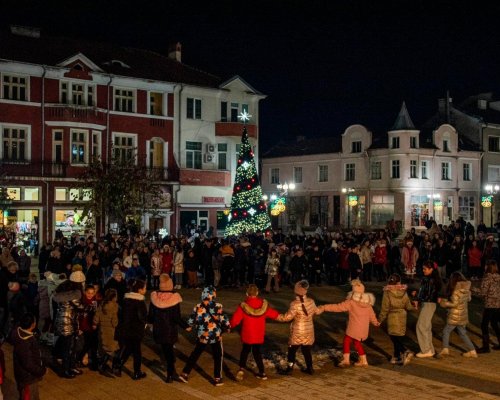Светлините на коледната елха грейнаха в Якоруда