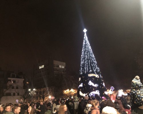 Благоевград засия в празнични светлини, а Дядо Коледа ни изненада с ретро автомобил