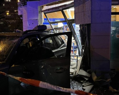 Кола се вряза в магазин в София, има пострадали