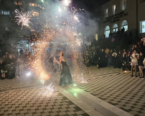 С празнична програма, огнено шоу и красива заря запалиха коледните светлини на елхата в Симитли