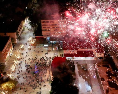 С празнична програма, огнено шоу и красива заря запалиха коледните светлини на елхата в Симитли