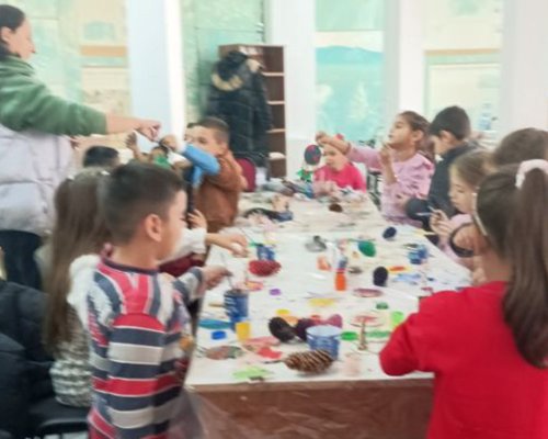 Първокласници ще украсят елхи в центъра на Белица със специални сувенири
