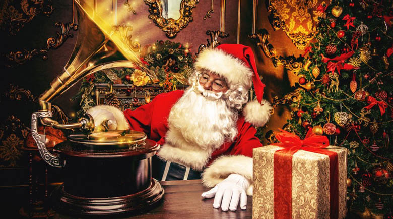 Дядо Коледа гостува в домовете на децата в Разлог, раздава им подаръци