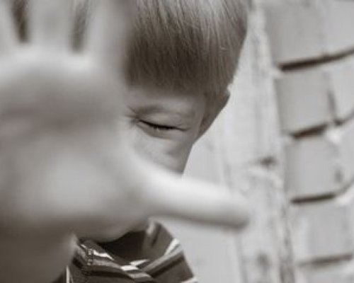 Нечовешко! Оставиха дете да спи в кокошарник с месеци, давали му храна през прозорче