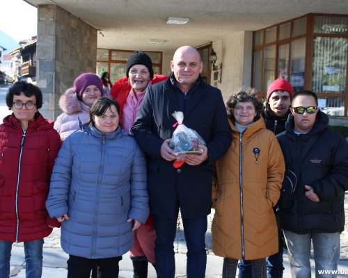 Кметът Стойчо Баненски стана първи клиент на Коледния базар в Банско