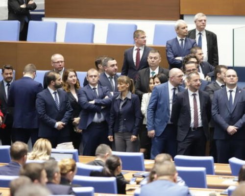 Жега в парламента! Депутатите на Възраждане, БСП и Има такъв народ заградиха трибуната