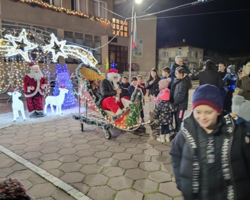 Дядо Коледа запали светлините на елхата в евросело Черниче