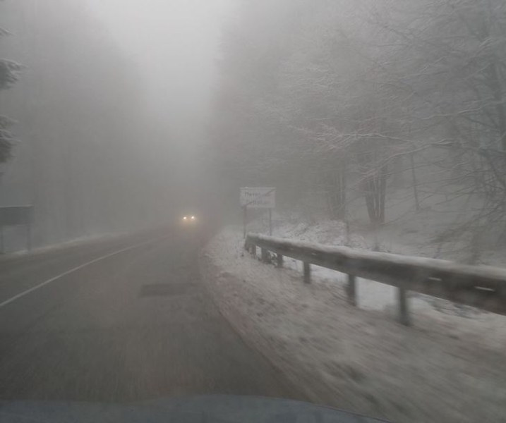 Тихо се сипе: Сняг вали на прохода Предел