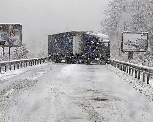 Сняг затрупа прохода Предел, камион препречи пътя