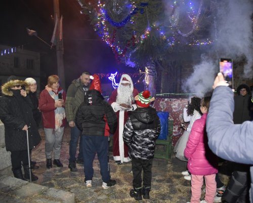 Дядо Коледа посети жителите на най-дългото село в България-Градево