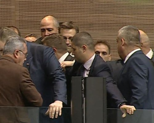 Извънредно: Бой в парламента, напрежението ескалира опасно