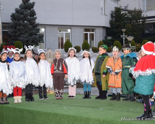 Коледно вълшебство! Втори малък концерт на открита сцена, сътворен от децата на Сандански!