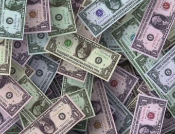 Измамници продавали вълшебна вода, която превръща хартията в долари
