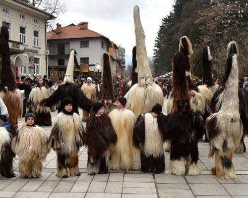 На първи януари в Разлог: Духът на разложани и на България привлича хиляди в уникалната Старчева