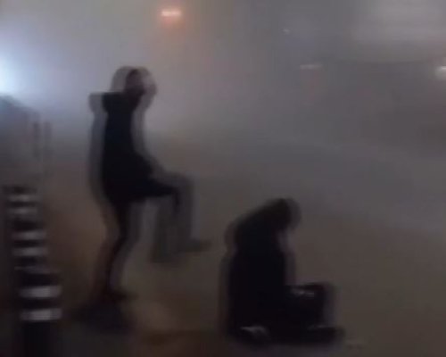 Гавра! Деца пребиха паднала жена, заснеха ВИДЕО