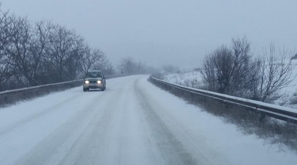 Заради снега:  Затвориха за товарни автомобили прохода Предел