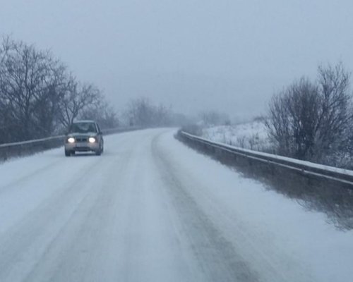 Заради снега:  Затвориха за товарни автомобили прохода Предел