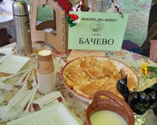 Ние жените с.Бачево достойно представиха стари бачевски ястия и обичаи в няколко селища