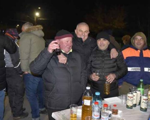 С традиционна скара и дрънкане на звънци кукерите в Ораново загряха за Сурва