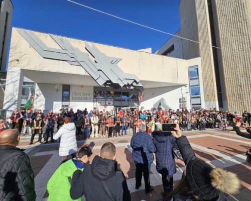 Кукери гонят злите сили навръх Коледа в Благоевград