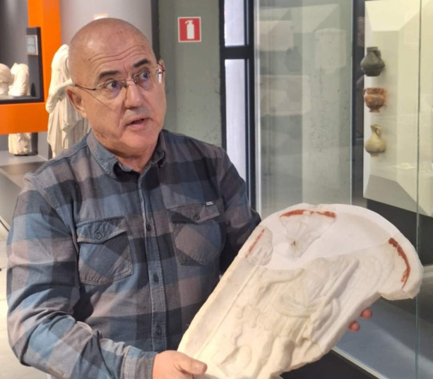Мраморна оброчна плоча на богинята Немезида вече в Исторически музей Петрич
