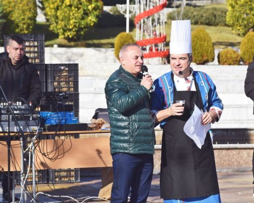 Кулинарната демонстрация на Иван Звездев събра стотици на Празника на младото вино в Сандански