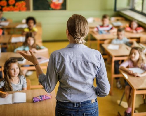 От 1 януари: Увеличават учителските заплати