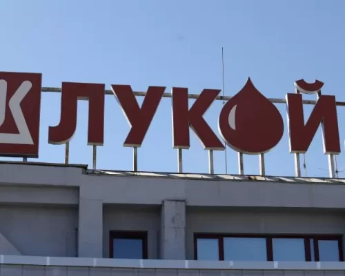 150 митничари влязоха в данъчните складове на Лукойл