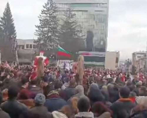 Старчевата разлюля Разлог, хиляди кукери задрънкаха с чанове и звънци