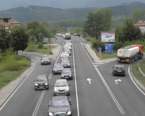 Стадо крави парализира трафика край Симитли, наложи се намесата на жандармерия