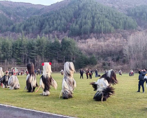 Звънци и чанове огласиха село Крупник на Сурва