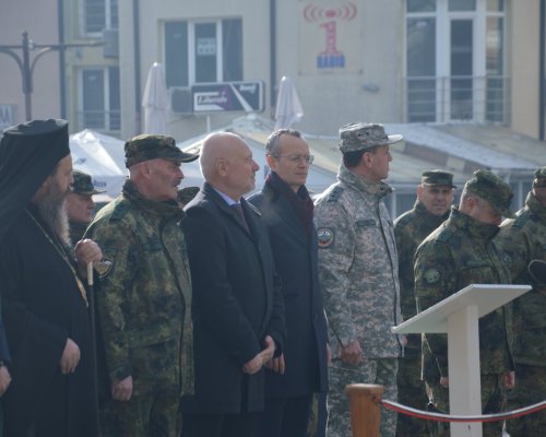 Министърът на отбраната Тодор Тагарев и кметът Методи Байкушев посрещнаха в Благоевград военните от 3-то бригадно командване след мисия в Косово и Босна и Херцеговина