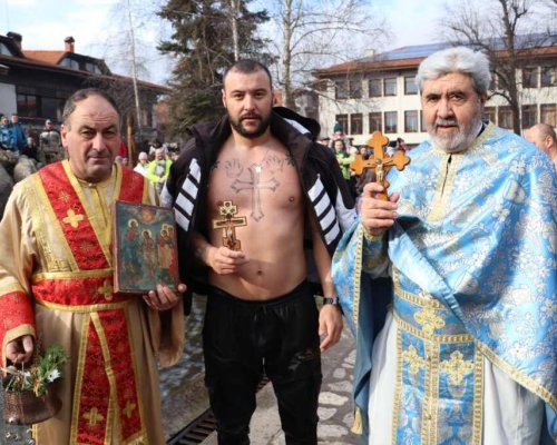 Антон Коюв извади кръста от фонтана в Банско