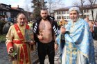 Антон Коюв извади кръста от фонтана в Банско