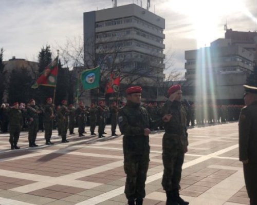 Тържествено осветиха бойните знамена в центъра на Благоевград